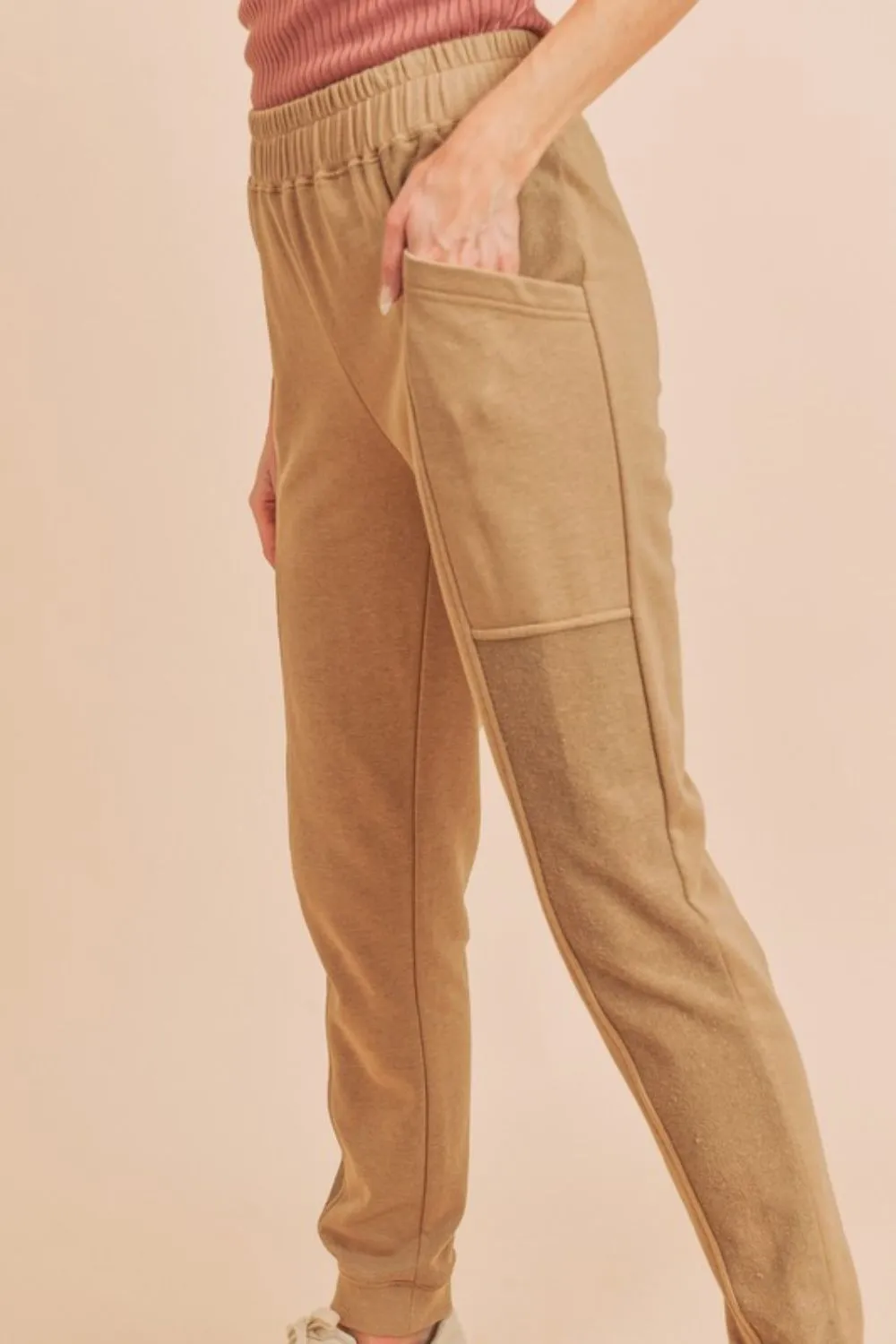 Aemi   Co Elastic Waist Joggers with Pockets