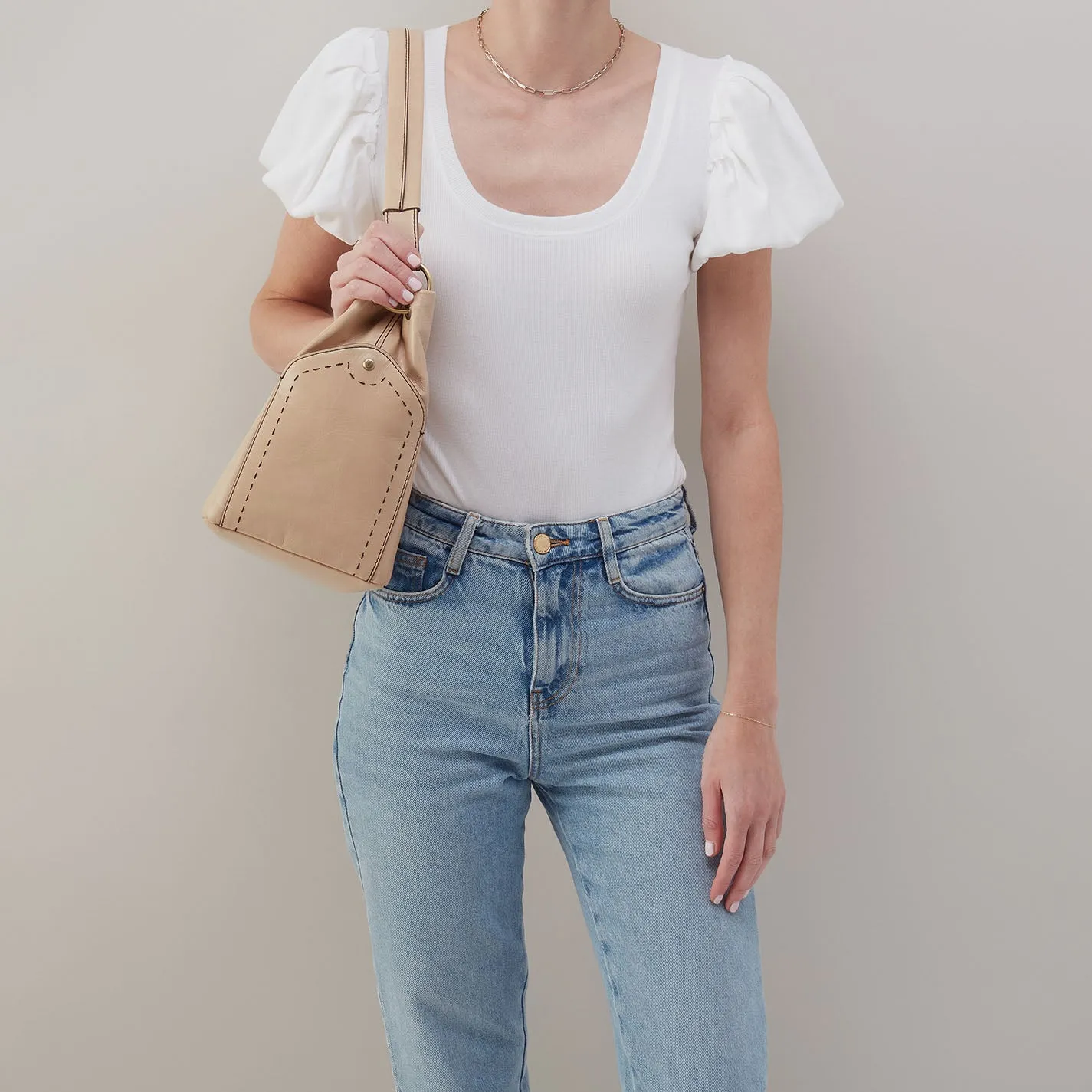 Seneca Shoulder Bag In Polished Leather - Sand