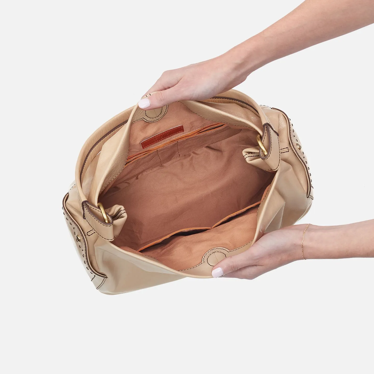 Seneca Shoulder Bag In Polished Leather - Sand